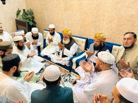 JSM_Force's tweet photo. راولپنڈی: قائد جمعیت مولانا فضل الرحمان کی دارلعلوم فاروقیہ دھمیال کیمپ آمد 
قائد جمعیت مولانا فضل الرحمان نے قاضی عبدالرشید کی وفات پر تعزیت کی ۔ https://t.co/5bzWdO78OT