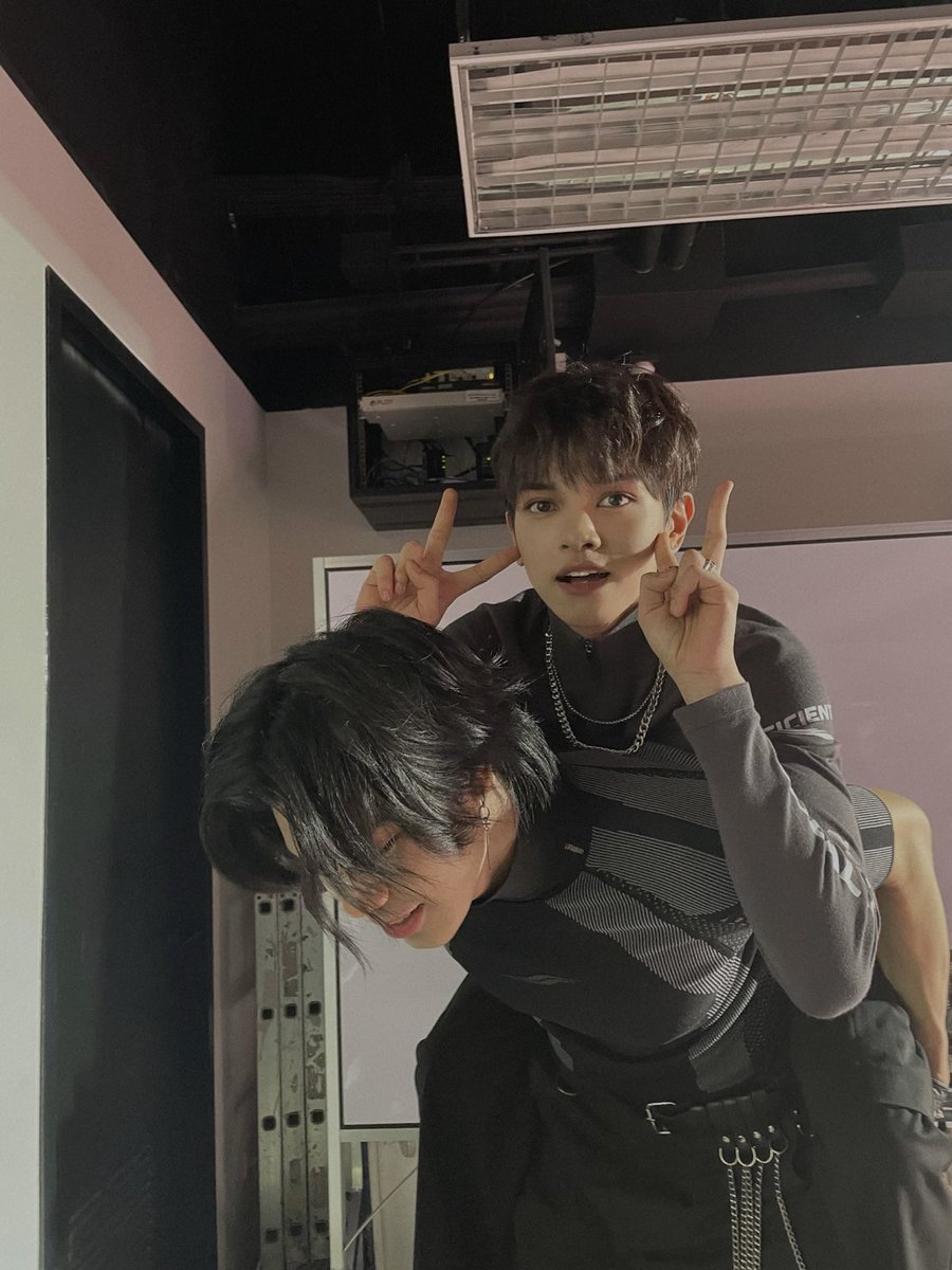 official_newID's tweet photo. [#L]
Having a shoot with Nylon was just a dream nung di pa kami nagdedebut and i can say na dreams do come true kasi we got a chance to work with them! Manifest lang talaga 👀✨ We had so much fun! Thank you, Nylon Manila! 👻❤️

#New_ID #뉴이드 #L #엘 https://t.co/9cjOycSeR0