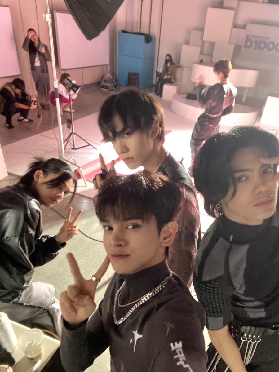 official_newID's tweet photo. [#L]
Having a shoot with Nylon was just a dream nung di pa kami nagdedebut and i can say na dreams do come true kasi we got a chance to work with them! Manifest lang talaga 👀✨ We had so much fun! Thank you, Nylon Manila! 👻❤️

#New_ID #뉴이드 #L #엘 https://t.co/9cjOycSeR0