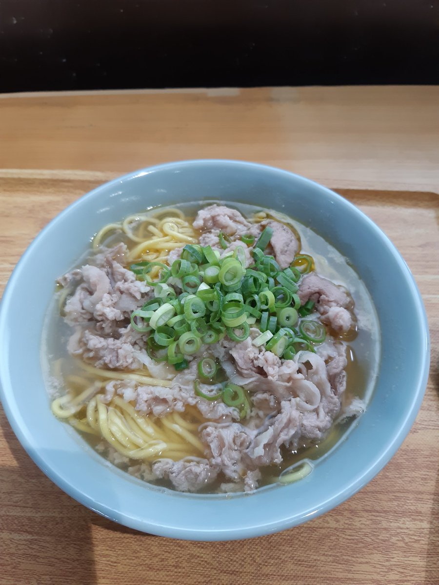 takashi_k9977's tweet image. お疲れさまです。昼休みに多度津根っこさんで中華そばを頂きました🍜　うどん屋さんだった根っこさんが閉店してラーメン屋さんに変わりました！はまんど系なので今日は盛の大将がいました。　大将は昔からスゴいパワーでびっくりしますね😆　今度は､つけ麺を食べてみようかな⤴️
#根っこ
#多度津町