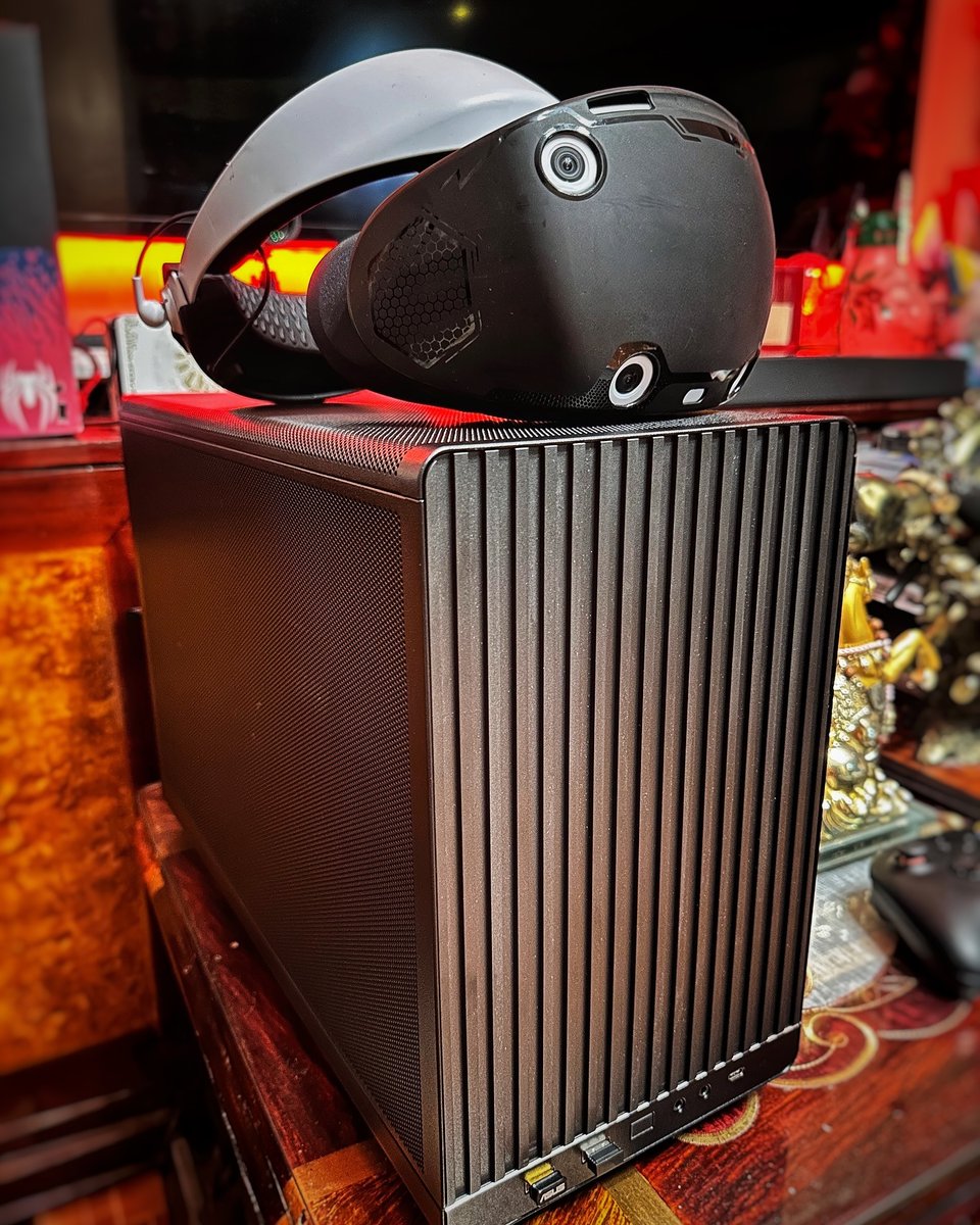 GlobalLianli's tweet photo. Wud U PSVR2 with A3mATX? 🕶️🤾
📸 cr. IG chachinito

#LIANLI #a3matx #a3matxwood #vrheadset #psvr https://t.co/Hw09IbRJtj
