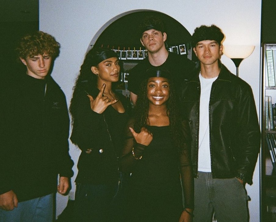 heroipercy's tweet image. meu deus a foto com os protagonistas da próxima temporada 😭😭😭😭😭😭😭😭