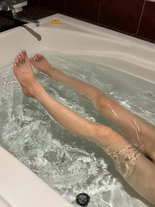 8/31に予定していたお話し会ですが 台風🌀の為9/4(日)へ日程変更となります🙇&zwj;♀️  大型台風皆さんお気をつけ下さい🙌❤︎  代わりにTikTokLIVEと思ったけれど 電波が悪そうなのでみなさん 凛のDVDを見て台風🌀が過ぎるのを お待ち下さいませ🙈❤︎