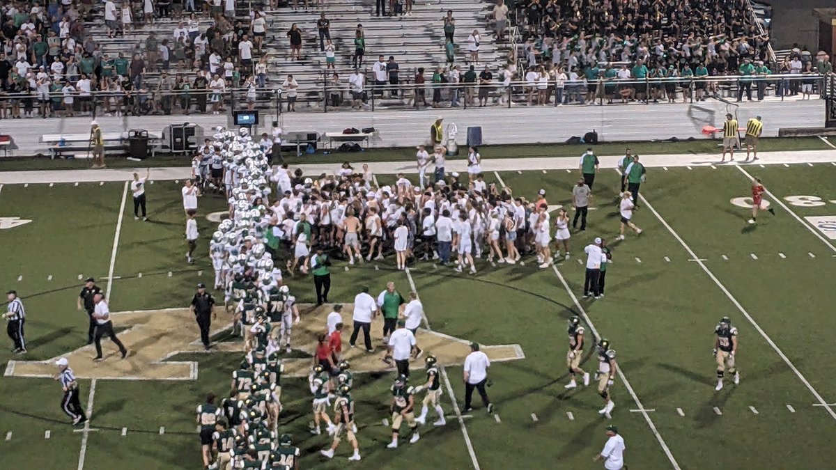 hmcilvain2's tweet photo. Final 
Van Buren 37, Alma 27

@pointerfootball is keeping the bone! Van Buren uses heroics to beat its rival late. Got a 4th down stop, TD from RB Cameron Keller for lead and an INT for a TD from Caden Webb in closing moments
#PrepRally #ARpreps https://t.co/AVuObpNrkI