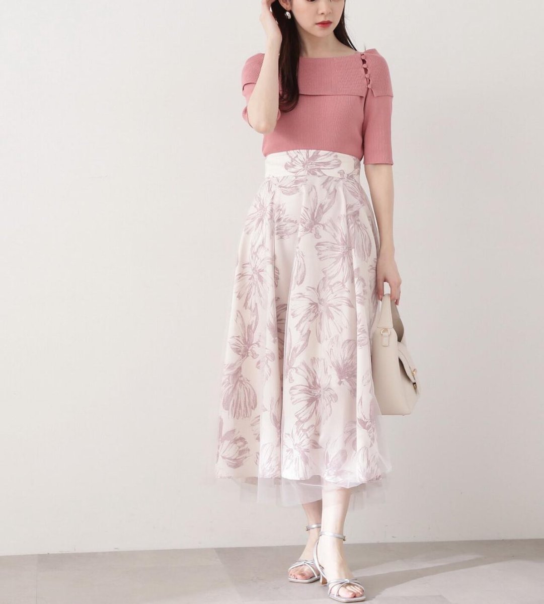 BUDOFASHION's tweet image. 婚活お見合い激戦会場の待ち合わせ場所で『PROPORTION BODY DRESSING』を着た女性が一際 光って見えました…！品の良さと女性らしさを纏えます。

普段カジュアル派も会社の面接にスーツを着るように、婚活服で挑むことにより真剣度が伝わります。
甘さはトップスの色とスカートの形で調整しましょう🙆‍♀️