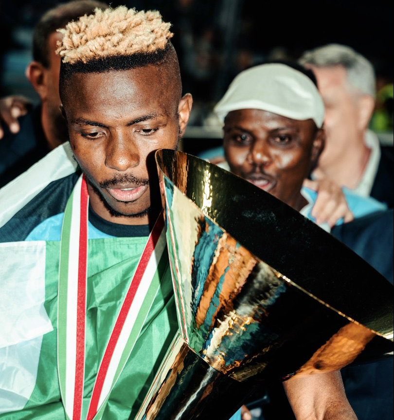 I traumi che ti hanno spaccato l’anima da piccolo ti hanno inciso croce e delizia, fame e rabbia, portandoci lo scudetto dopo 33 anni di attesa

Che sia coi gol o con i milioni, ti auguro di far felice il bambino dentro di te, come tu hai fatto con me 

Buona fortuna Vittorio mio