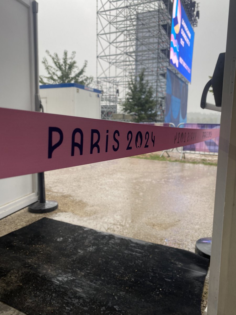 Torrential rain and fork lightning at Vaires-Sur-Marne suspends the para rowing event ⚡️ 

Katie O’Brien and Tiarnán O’Donnell will now race at 12:15 (local time) 🚣🏼‍♀️ 

#TeamIreland #Paris2024