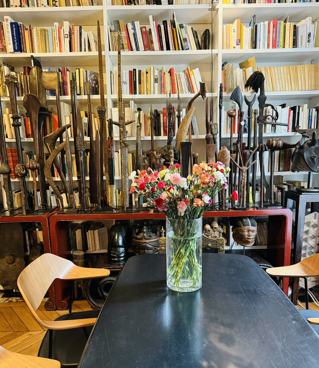 EmmanuelPierrat's tweet photo. C’est le retour des œillets !
Comme j’ai eu du mal à choisir, le plus simple restait le panachage des couleurs pour contrer les nuages menaçant le ciel de Paris…
#oeillets #fleurs #bouquet #flowers #printemps #bonheurdujour https://t.co/G5kIHC1PCT