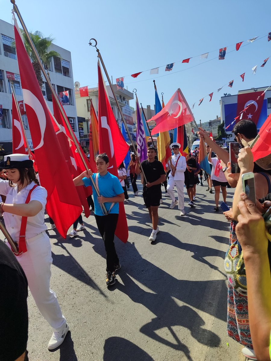 mesuko69's tweet photo. Ayvalıkta bayram coşkusu. https://t.co/PfvBKNYpaV