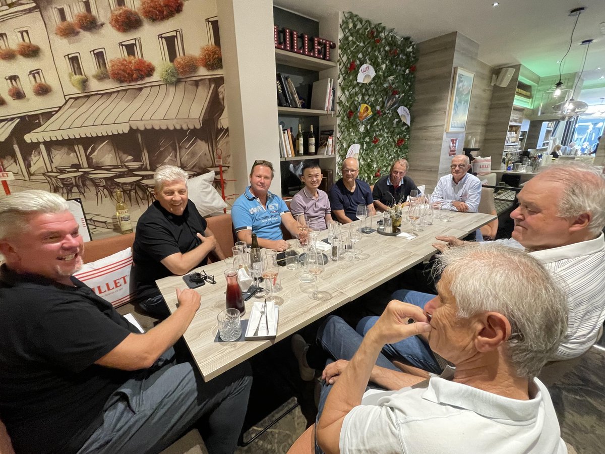 KRÖNENDER ABSCHLUSS DER SOMMERPAUSE: Wir haben uns zum letzten Meeting der Sommerpause getroffen, um neue Projekte zu besprechen und in Angriff zu nehmen - nächste Woche geht's los mit weiteren regulären Meetings! 😊