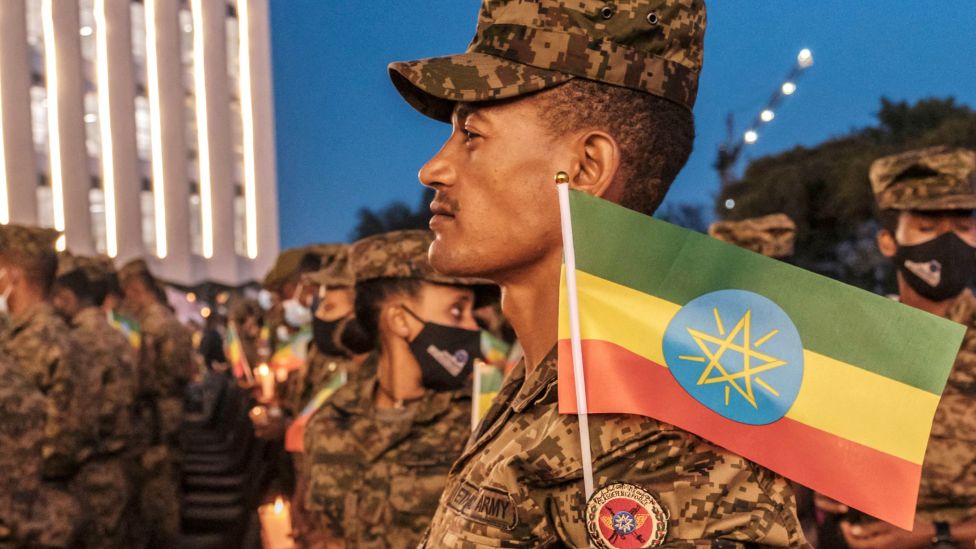 EIshmael_'s tweet image. Ethiopian soldiers under #ATMIS are going door-to-door, asking innocent people for support while holding signs that say &quot;#Egypt is not welcome, but #Ethiopia is welcome in the country.&quot; They are taking pictures of these people and giving them money to create the false impression…