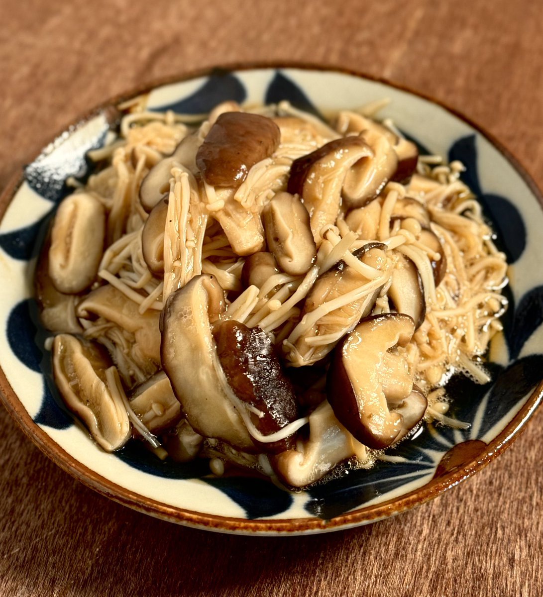 tbs_dn's tweet photo. 腸活代表とも言われるきのこはめんつゆで5分煮るだけで美味い。ここに豚肉入れても最高だです。 https://t.co/URc1JLs1BZ