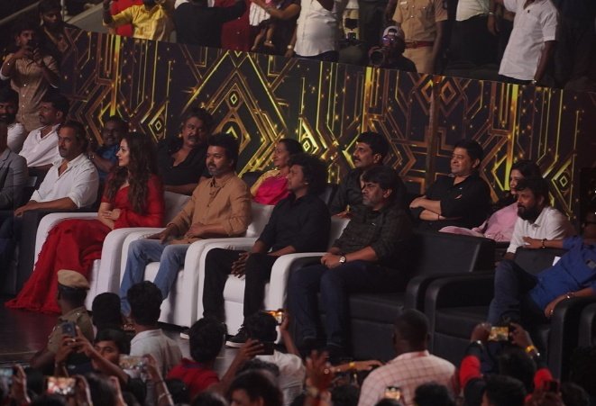 Mendheva25's tweet photo. @trishtrashers @actorvijay 💞💯 favorite pair ❤🔥😍 #leosuccessmeet #Leo #Thalapathy #Trisha Unseen pic https://t.co/vGrCvFMz0f