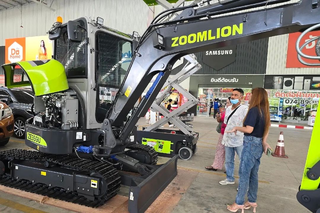 zoomlionEM's tweet photo. ZOOMLION thanks all customers for their overwhelming interest and rigorous orders. Customers' trust motivates us to continue developing and providing the best products.
#zoomlion #visioncreatesfuture #construction #excavator #earthmoving #ze35gu https://t.co/11RuCpbEZe
