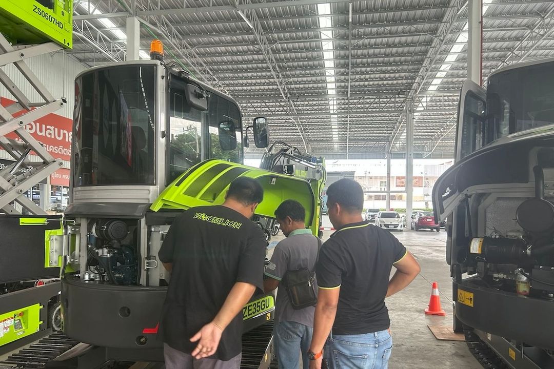 zoomlionEM's tweet photo. ZOOMLION thanks all customers for their overwhelming interest and rigorous orders. Customers' trust motivates us to continue developing and providing the best products.
#zoomlion #visioncreatesfuture #construction #excavator #earthmoving #ze35gu https://t.co/11RuCpbEZe