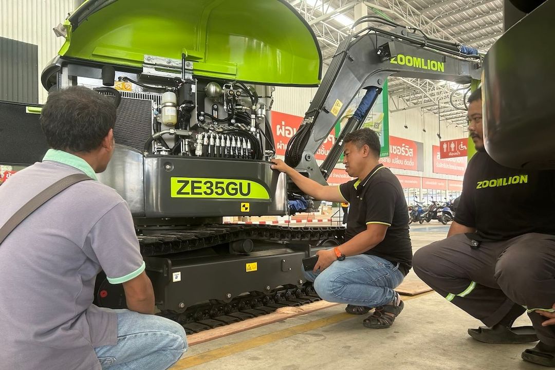 zoomlionEM's tweet photo. ZOOMLION thanks all customers for their overwhelming interest and rigorous orders. Customers' trust motivates us to continue developing and providing the best products.
#zoomlion #visioncreatesfuture #construction #excavator #earthmoving #ze35gu https://t.co/11RuCpbEZe