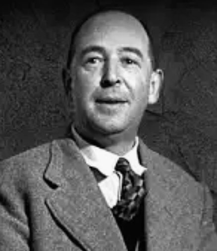 “Enquanto o mundo inteiro corre em direção ao precipício, aquele que corre na direção oposta parece louco”.

C. S. Lewis, professor, escritor e poeta.