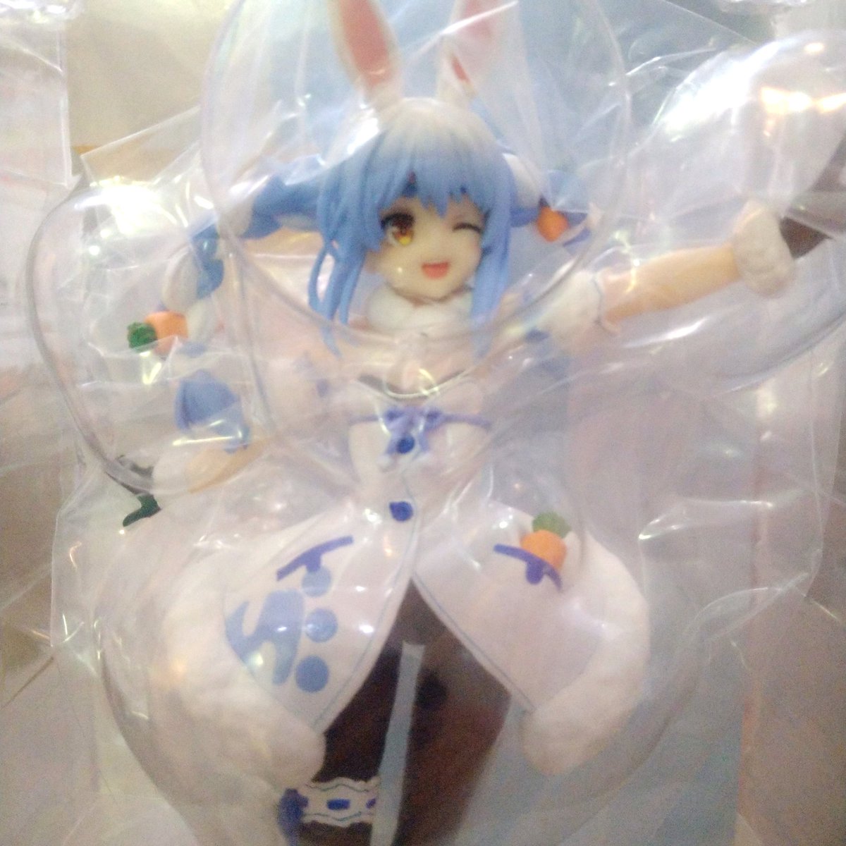 兎田ぺこら ,兎田ぺこら(通常) 「家族がサプライズでぺこーらフィギュア買ってくれてた!サイコー!お顔メチャカワだ!」|ヒヨヨ@skeb募集中のイラスト