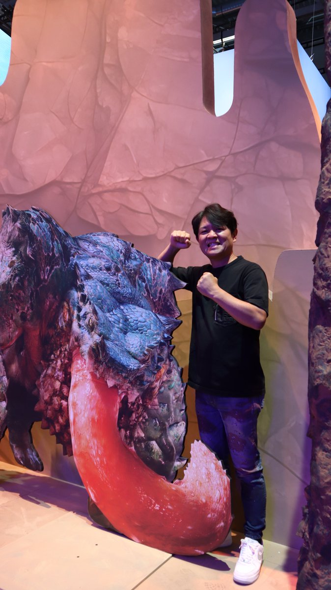 DEMonsterHunter's tweet photo. Monster Hunter Series Producer Ryōzō Tsujimoto hat keine Gelegenheit für ein Foto ausgelassen! 
Habt ihr Fotos mit unseren Photo-Spots gemacht? Dann postet sie und markiert uns darin oder nutzt den #CapcomGC24 ✨

#MHWilds #CapcomGC24 https://t.co/WPhr6GfeAs