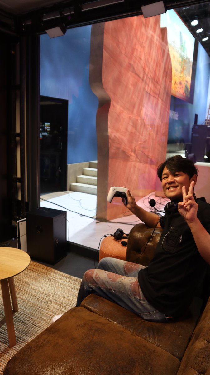DEMonsterHunter's tweet photo. Monster Hunter Series Producer Ryōzō Tsujimoto hat keine Gelegenheit für ein Foto ausgelassen! 
Habt ihr Fotos mit unseren Photo-Spots gemacht? Dann postet sie und markiert uns darin oder nutzt den #CapcomGC24 ✨

#MHWilds #CapcomGC24 https://t.co/WPhr6GfeAs