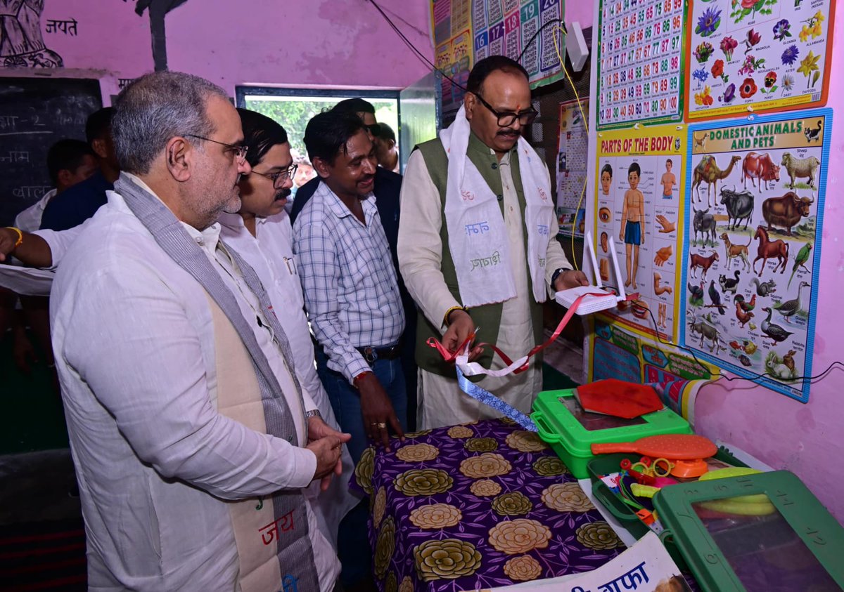 विशेष सहायता परियोजना 2022-23 के अंतर्गत उत्तर प्रदेश की 16718 ग्राम पंचायतों को "एफटीटीएच एवं पीएम वाणी सुविधा युक्त वाई-फाई हॉटस्पॉट" प्रदान करने के पावन उद्देश्य से आज उन्नाव के हसनगंज स्थित प्राथमिक विद्यालय में मा० प्रदेश अध्यक्ष, भाजपा श्री भूपेंद्र सिंह चौधरी जी, मा०