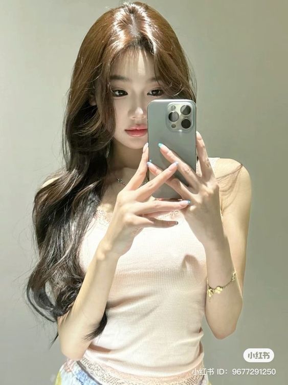 hanna234_hanna's tweet photo. 韓国美女みたいな八の字バング作るなら結局これが１番わかりやすい🥹プロの美容師さんに教えてもらったんだけど、「目の下までは平行に外巻き→ねじって内巻きワンカール」ってすると輪郭に沿ってちゃんとまとまるし横から見た時立体感あって◎顔周りの髪の毛次第でマジで垢抜ける🫶🏻 https://t.co/aDu1De9yUg