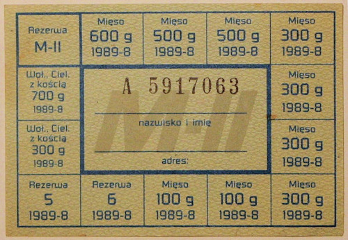 econoirsk's tweet photo. #10 Náš pohľad na ekonomickú realitu totality skresľuje aj to, že hoci sme v Československu boli v roku 1989 až 5-krát chudobnejší ako Rakúšania, mali sme šťastie vyrastať v jednom z najbohatších štátov východného bloku (3. miesto po DDR a Juhoslávii). Preto mnohí odmietajú uveriť, že socializmus v 80. rokoch ekonomicky skrachoval.

No za hranicami ČSSR bola situácia oveľa horšia. Poľská ekonomika sa v orku 190 prepadla o 6% a v roku 1981 o závratných 12%. Poľsko sa v roku 1981 stalo insolventné, zaviedlo stanné právo a moc prevzala vojenská junta. Potraviny sa kupovali s prídelovými lístkami, ako po vojne. Mimochodom, krajina v tej dobe už dlhovala západným (!) bankám 25 miliárd dolárov, do konca dekády narástol na 40 miliárd. Poľské HDP dosiahlo svoj vrchol v roku 1976 a už nikdy sa k nemu nevrátilo. V roku 1986 už prebiehala dolarizácia ekonomiky.

Podobný príbeh bol aj v Rumunsku. Relatívny ekonomický úspech (na socialistické pomery) prvej polovice Ceaușescuovejvlády bol hnaný medzinárodnými úvermi. V roku 1982 už Rumunsko dlžilo 13 miliárd dolárov. To však už bolo hlboko vo finančných problémoch, kvôli ktorým v roku 1981 požiadalo o pomoc Medzinárodný menový fond, od ktorého dostalo úver 1,5 miliardy dolárov.

Ceaușescupodnikol zvláštny krok – rozhodol sa všetky zahraničné dlhy splatiť čo najrýchlejšie. K tomu potrebovalo Rumunsko valuty a teda export. Plánovači presmerovali veľkú časť hospodárstva na výrobu exportných tovarov, čo viedlo k extrémnemu nedostatku úplne všetkého na domácom trhu. Diktátor výrazne okresal aj verejné výdavky (v mnohých oblastiach o 30-50%), dôsledkom čoho bola aj desivá situácia v rumunských detských domovoch, ktorú si radšej ani negooglite. V krajine sa už v 80. rokoch veľmi rýchlo šírilo HIV, len do roku 1991 sa nakazilo zhruba 10 000 detí. Nie je divu, že Rumuni v 1989 vyprevadili Ceaușescuho z úradu tak „rázne“.

Bulharsko? Veľmi podobné. Hospodársky pokles začal už v 70. rokoch a aj tu stranu zachraňovali západné banky. Od tých mala krajina napožičiavaných v roku 1979 už 3,9 miliardy dolárov. V roku 1987 už bola krajina v ekonomickom voľnom páde (čistý dlh v konvertibilných menách stúpol medziročne o 73%!) ale do roku 1989 sa finančne ešte dokotúlala. Moratórium na splácanie dlhu vyhlásila až v roku 1990. Podobne zlá bola situácia aj v Maďarsku, ktoré svoj dlh v období 1982 - 1986 zdvojnásobilo.

A čo slávny ZSSR? O ňom boli napísané celé knihy. Málo kto ale vie, že ZSSR aj so svojimi slávnymi kolchozmi a úderníkmi musel už od roku 1972 kupovať obilie z USA. Aj v tomto prípade bol režim zadlžený naľavo-napravo. Krajiny RVHP mu dodávali tovary pod cenu, až zadarmo (v rámci splátok nám potom Rusko vystrelilo Ivana Bellu do vesmíru). Externý dlh v konvertibilných menách však letel hore (31 miliárd dolárov v 1986, 55 miliárd v 1989) však bolo treba splácať a kolaps cien ropy v polovici 80. rokov tomu nepomáhal. To viedlo takisto k škrteniu domácej spotreby a čoraz väčšiemu nedostatku.

Čo bolo príčinou tohto stavu? Ekonomiky východného bloku sa stávali čoraz menej konkurencieschopné na svetovom trhu. A to menej exportovali a tým pádom im klesal prílev konvertibilných mien (dolárov, mariek...), ktoré potrebovali na zabezpečenie vlastných importov zo svetových trhov. Finančnú dieru pokrývali dlhom. Pre nereformovateľné plánované ekonomiky to bola jednosmerná cesta.
