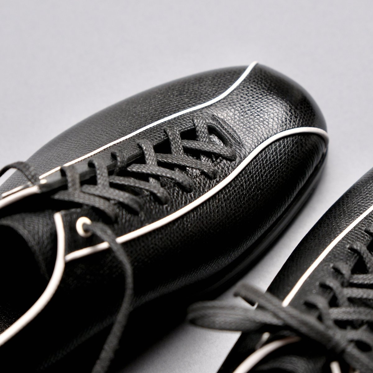 Model 01 : ”CYCLIST”
Upper color : Black karagrain &amp; White piping
Last : ODM08
Size :  7 (25cm)
Option : Metal toe tip