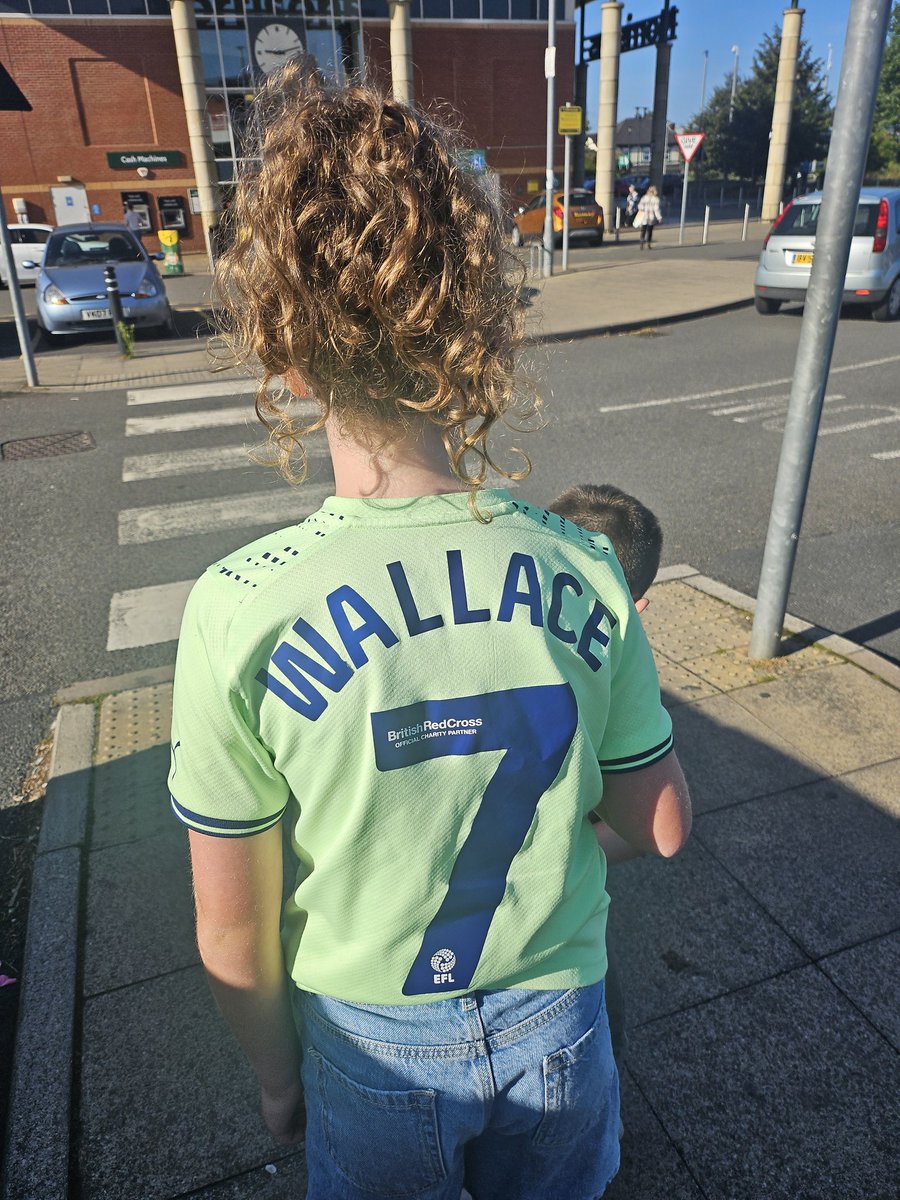 A very emotional Millie put her <a href="/jedwallace12/">Jed Wallace</a> top on for luck so that he don't leave today!! 💔 I can only imagine it feels like the way I felt when <a href="/AndyTCarroll/">Andy Carroll</a> left! #wba #deadlineday