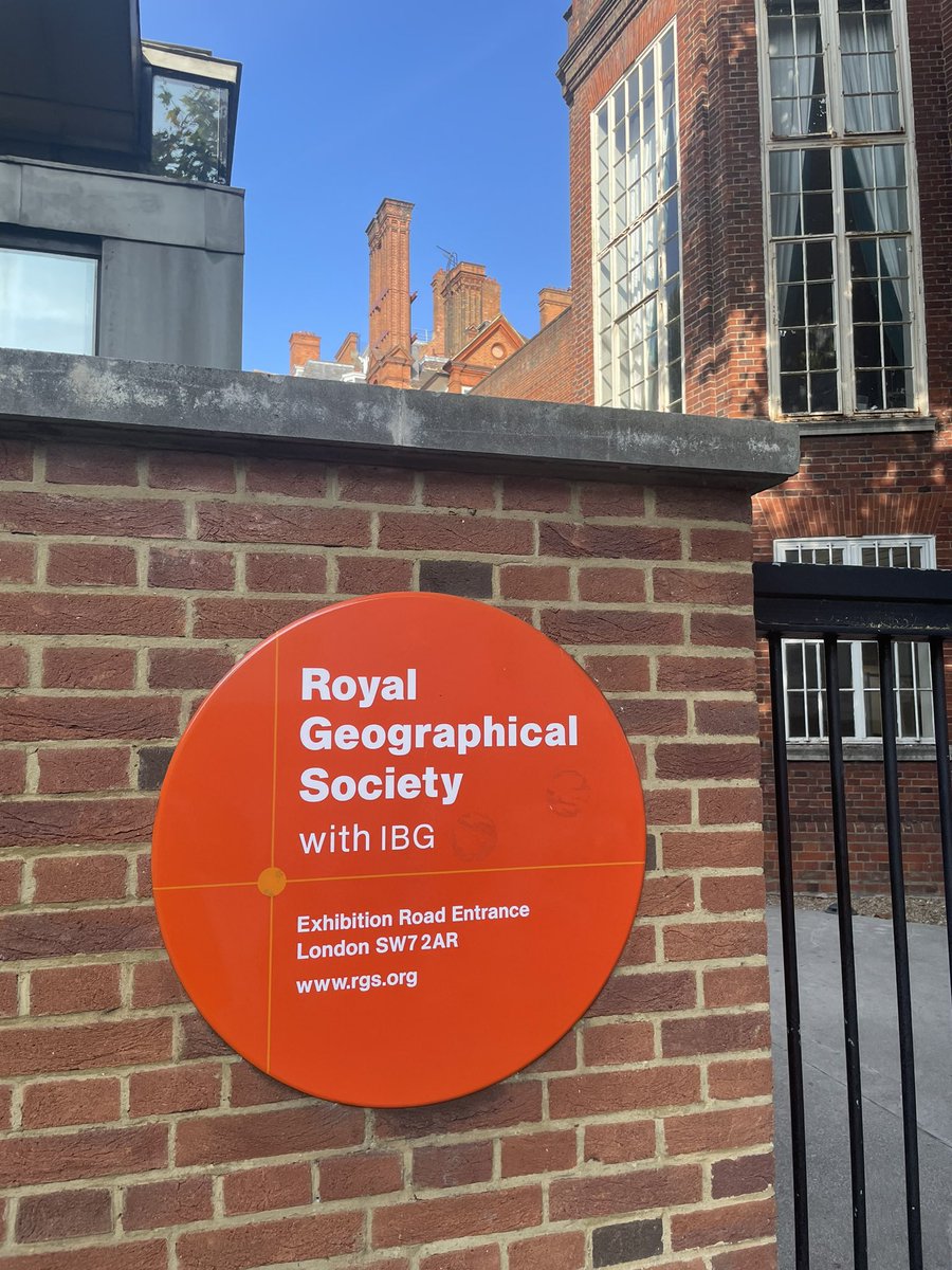 SpacePolProject's tweet image. Gorgeous day in London! Come to the @RGS_IBG conference #RGSIBG24 to our #SPACEPOL panel at 16:50 today! You will hear @AnkyraWitch @reclaimedspace @ahmedzaazaa and Azadeh Mashayekhi talk about mapping power dynamics in capital cities #SpaceandPolitics #CapitalCities