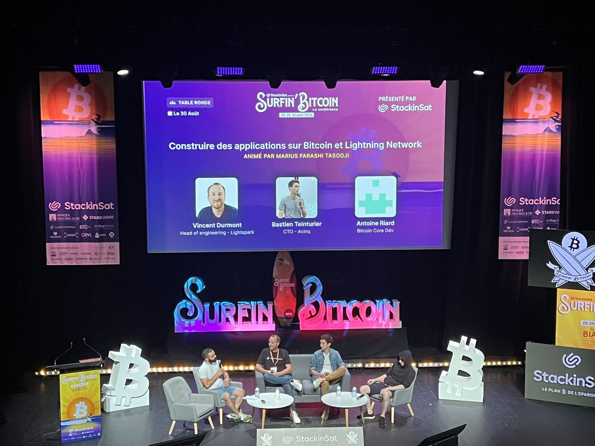 <a href="/SurfinBitcoin/">Surfin'Bitcoin</a> <a href="/howtobitcoin_fr/">HowTo₿itcoin</a> <a href="/P3b7_/">Charles Guillemet</a> <a href="/realtbast/">t-bast</a> <a href="/LaurentMT/">LaurentMT</a> La table ronde sur la construction des applications sur Bitcoin et Lightning Network ⚡️vient de débuter avec <a href="/vdurmont/">Vincent Durmont</a>, <a href="/realtbast/">t-bast</a> et Antoine Riard.
La table ronde est animée par @AaB_Marius