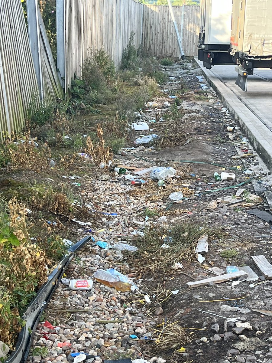 neilsta84's tweet photo. Not good enough #welcomebreak #keepbritaintidy #truckerscleaningupbritain #corleyservices @welcomebreak @KeepBritainTidy 6 bags but needs a full clean https://t.co/H3V9brQcXz