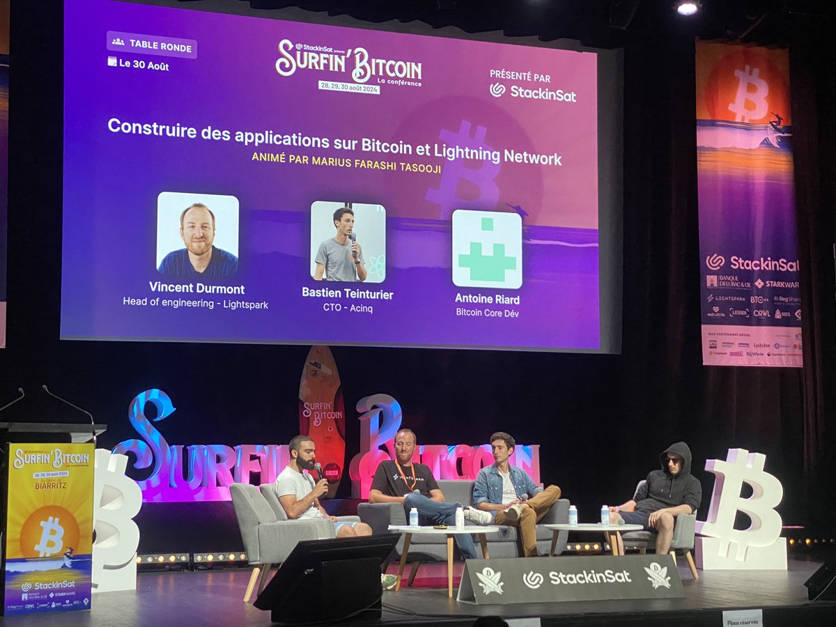 Comment et pourquoi « 𝗖𝗼𝗻𝘀𝘁𝗿𝘂𝗶𝗿𝗲 𝗱𝗲𝘀 𝗮𝗽𝗽𝗹𝗶𝗰𝗮𝘁𝗶𝗼𝗻𝘀 𝘀𝘂𝗿 𝗕𝗶𝘁𝗰𝗼𝗶𝗻 𝗲𝘁 𝗟𝗶𝗴𝗵𝘁𝗻𝗶𝗻𝗴 » ? C’est la thématique de cette deuxième table ronde en compagnie de :
➡️ <a href="/vdurmont/">Vincent Durmont</a>, Head of Engineering de <a href="/lightspark/">Lightspark</a>
➡️ Bastien Teinturier (<a href="/realtbast/">t-bast</a>) de