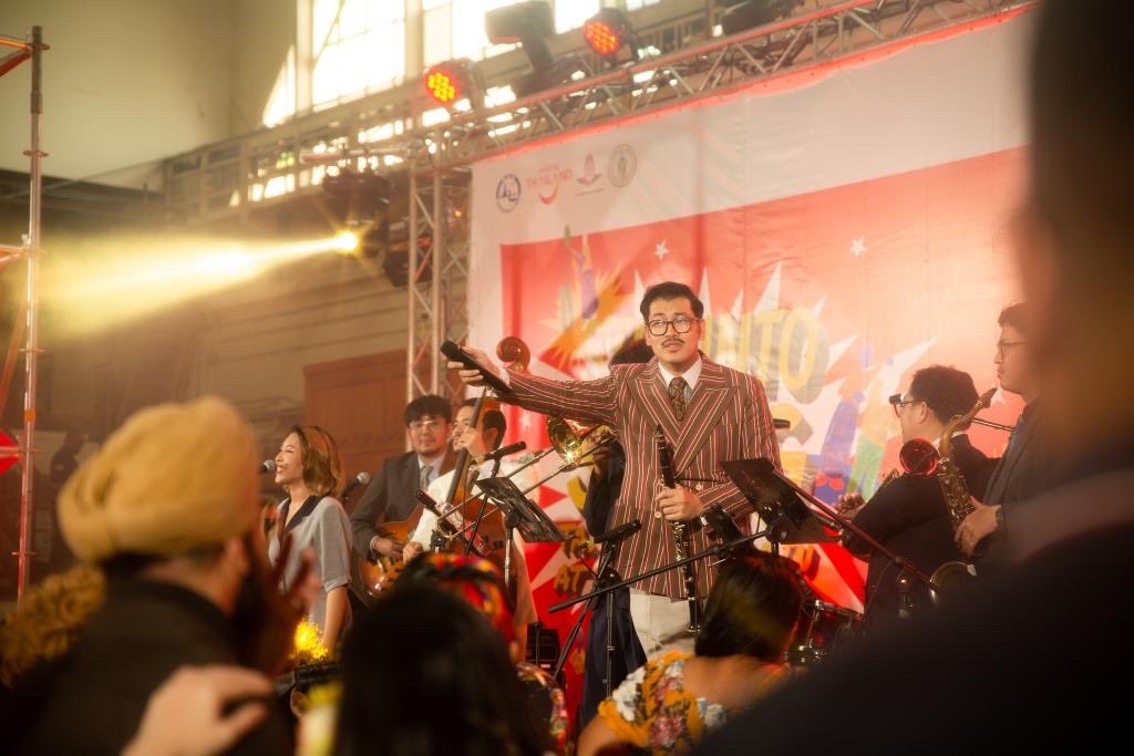 bjauntanywhere's tweet photo. วันก่อนไปงานเต้นสวิงมาที่หัวลำโพงมา งานนี้���ัดโดย Jelly Roll Jazz Club แล้วรอบนี้เขาปิดหัวลำโพงให้คนมาเต้นกันไปเลย คนมาจอยเยอะมากๆ บรรยากาศก็ดูดีดูสนุก เขาป��ับมู้ดให้หัวลำโพงเป็นฟลอร์เต้นรำสไตล์ย้อนยุค พร้อมมีวงแจ๊สมาเล่นสดๆ ให้เต้นอีกด้วย แล้วไม่ต้องกลัวเต้นโป๊ะเต้นไม่เก่งเพราะส่วนใหญ่ก็มาจอยกันเอาสนุกหรือถ้าใครติดใจอยากเรียนเต้นต่อติดตามไอจี @jellyrolljazzclub ได้เลย🕺🪩💥
.
#เต้นสวิง #jellyrolljazzclub #StepintoSwing #TaketheATrain #สุขทันทีที่ได้เต้นสวิง #สุขทันทีที่หัวลำโพง