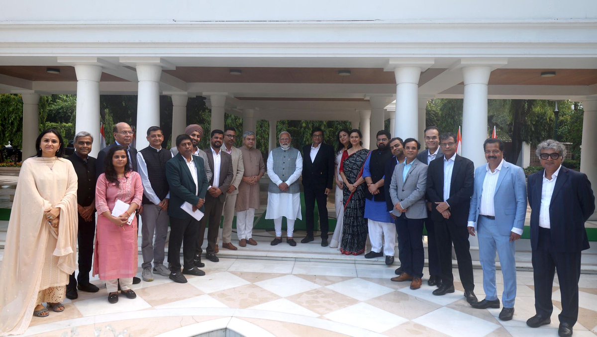 sanjaygiriuk's tweet photo. एनबीएफ़ ने प्रसारण समाचार उद्योग से जुड़े मुद्दों और भविष्य की तैयारी के लिए माननीय प्रधानमंत्री मोदी से मुलाकात की ।

भारत की सबसे बड़ी समाचार संस्था न्यूज़ ब्रॉडकास्टर्स फ़ेडरेशन (एनबीएफ़) को भारतीय प्रसारण समाचार मीडिया उद्योग के मुद्दों पर चर्चा करने के लिए माननीय प्रधानमंत्री नरेंद्र मोदी से मुलाकात की । गुरुवार को प्रधानमंत्री के आवास 7 लोक कल्याण मार्ग, नई दिल्ली में आयोजित इस बैठक में केंद्रीय सूचना और प्रसारण मंत्री अश्विनी वैष्णव भी शामिल हुए।

एक घंटे तक चली इस महत्वपूर्ण बैठक में माननीय प्रधानमंत्री को भारत में प्रसारण समाचार उद्योग के सामने आने वाले मुद्दों और अवसरों के बारे में विस्तार से जानकारी दी गई।

अर्नब गोस्वामी के नेतृत्व में अखिल भारतीय प्रतिनिधिमंडल में प्रमुख क्षेत्रीय और राष्ट्रीय प्रसारण समाचार संस्थाओं के प्रतिनिधि शामिल थे। साथ मिलकर एनबीएफ़ ने उद्योग के लिए एक दूरदर्शी रोडमैप पर चर्चा की, जिसमें तेज़ी से विकसित हो रही तकनीक और डिजिटलीकरण के बीच इसे भविष्य के लिए तैयार करने की आवश्यकता पर ज़ोर दिया गया। 

एनबीएफ की माननीय प्रधानमंत्री के साथ बैठक का उद्देश्य भारत के लोकतांत्रिक मूल्यों के अनुरूप मीडिया क्षेत्र को आगे बढ़ाना तथा हमारे जीवंत लोकतंत्र के स्तंभ के रूप में इसकी निरंतर भूमिका सुनिश्चित करना था।  

भारत की सबसे बड़ी प्रसारण समाचार संस्था एनबीएफ के प्रतिनिधियों ने नई दिल्ली में प्रधानमंत्री मोदी से मुलाकात की इससे पहले, एनबीएफ प्रतिनिधिमंडल ने स्वतंत्र भारतीय समाचार प्रसारकों के समक्ष मुद्दों पर विस्तृत जानकारी के लिए केंद्रीय सूचना एवं प्रसारण मंत्री अश्विनी वैष्णव से भी मुलाकात की।

पीएम मोदी  से मिलने से पहले सूचना प्रसारण मंत्री अश्विनी वैष्णव ने हम सबकी बातों को ध्यान से सुना। जो साबित कर रहा था कि वह धरातल पर काम करना चाहते हैं। पीएम मोदी से मुलाकात काफी महत्वपूर्ण थी। उन्होंने कहा कि लोकल क्षेत्रीय चैनलों की भी अपनी समस्याएं हैं। उनमें सहजता दिखी और महसूस हुआ कि वह छोटे चैनलों की समस्याओं को भी समझते है। जो बड़े चैनलों से अलग हैं। उन्होंने वहां हर किसी छोटे बड़े से संवाद किया। यही उनकी हर व्यक्ति तक पहुंचने की सोच को सामने रखता है। यह अच्छा लगा कि उन्होंने हमारे जैसे शुरुआती चैनल की बात को भी गौर किया। और सबकी बातों को बड़ी गंभीरता से सुना। उनमें हर  छोटे बड़े के लिए चिंता झलकी।  एक बेहद अच्छे अनुभव के साथ हम पीएम आवास से लौटे हैं। आशा है एनबीएफ का ये प्रयास सफल होगा।
@narendramodi @PMOIndia @MIB_India @AshwiniVaishnaw  @TweetsNbf @Rhythms22 @SaiRamSays @republic @ANI @Republic_Bharat @aishkapoor @smitaprakash @OpIndia_com @IndEditorsGuild @MahaaOfficial @sjaju1 @itvnetworkin @team_kartikeya @NewsNationTV @TV9Bharatvarsh @TV9UttarPradesh @network10update @OdishatvNetwork @IBC24News @sanjaygoswami79 @alokmshukla @PTI_News @PTIofficial @news7tamil @mhonenews @VtvGujarati @tv5newsnow #PMModi #NBF #broadcastnewsindustryofindia @sandeshnews @imediacity #CombattingFakeNews #Network10 #Responsiblejournalism