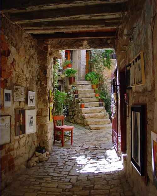 realfoxd's tweet photo. Restaurant Entrance, Croatia #RestaurantEntrance #Croatia https://t.co/WvBxb42TL8 https://t.co/7C0D3uJZpI