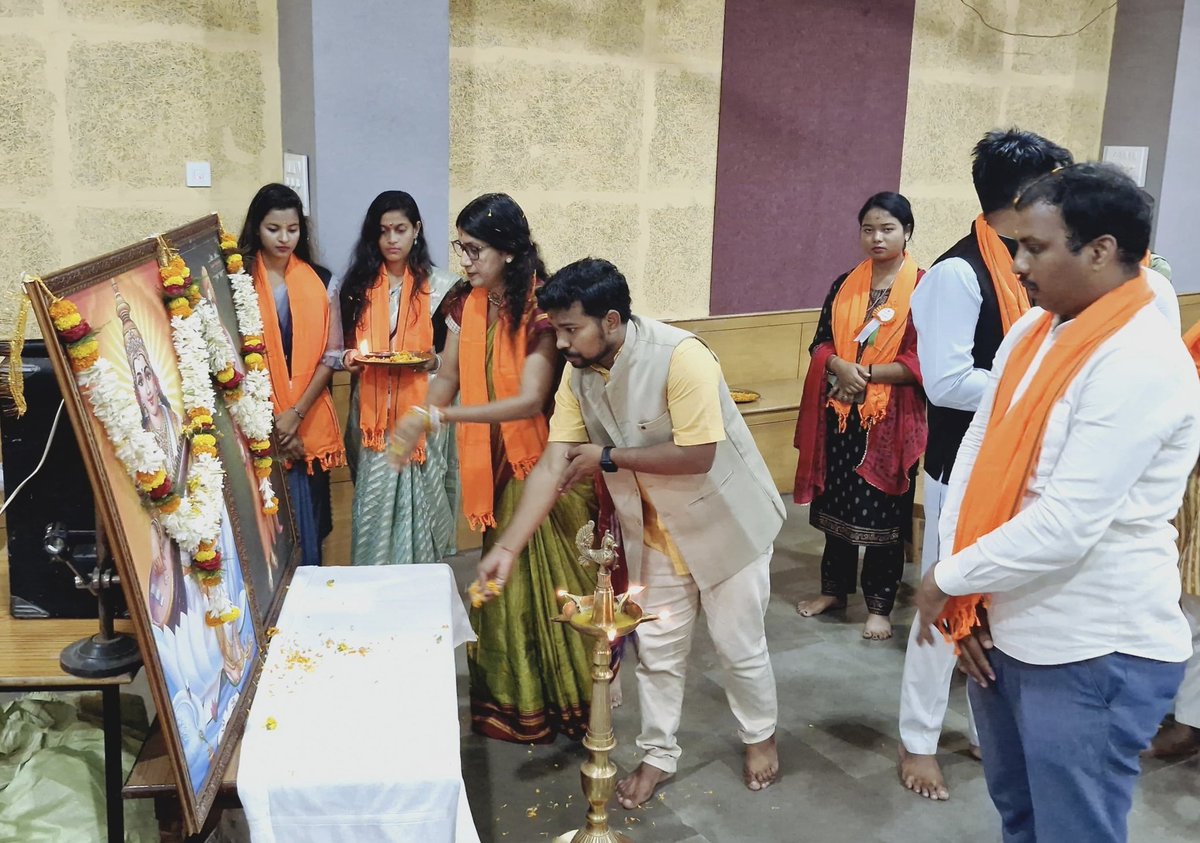 abvpodisha's tweet photo. ଏବିଭିପି ଓଡ଼ିଶାର ପ୍ରାନ୍ତ କାର୍ଯ୍ୟକାରିଣୀ ବୈଠକ ଆଜି ଉତ୍କଳ ବିପନ୍ନ ସହାୟତା ସମିତି, ଭୁବନେଶ୍ୱରରେ ରାଷ୍ଟ୍ରୀୟ ସମ୍ପାଦକ ଶ୍ରୀ @BaghBuddhadev, ପ୍ରାନ୍ତ ସଙ୍ଗଠନ ସମ୍ପାଦକ ଶ୍ରୀ @BailochanSahuOd, ରାଜ୍ୟ ସଭାପତି ଅଧ୍ୟାପିକା @Gargeetweets ଓ ରାଜ୍ୟ ସମ୍ପାଦକ ଶ୍ରୀ @Arijeetodisha ଙ୍କ ଦ୍ବାରା ଦୀପ ପ୍ରଜ୍ଜ୍ୱଳନ ପୂର୍ବକ ଅନୁଷ୍ଠିତ ଉଦଘାଟିତ ହୋଇଯାଇଛି।
#ABVPSECBhubaneswar
#ABVPOdisha