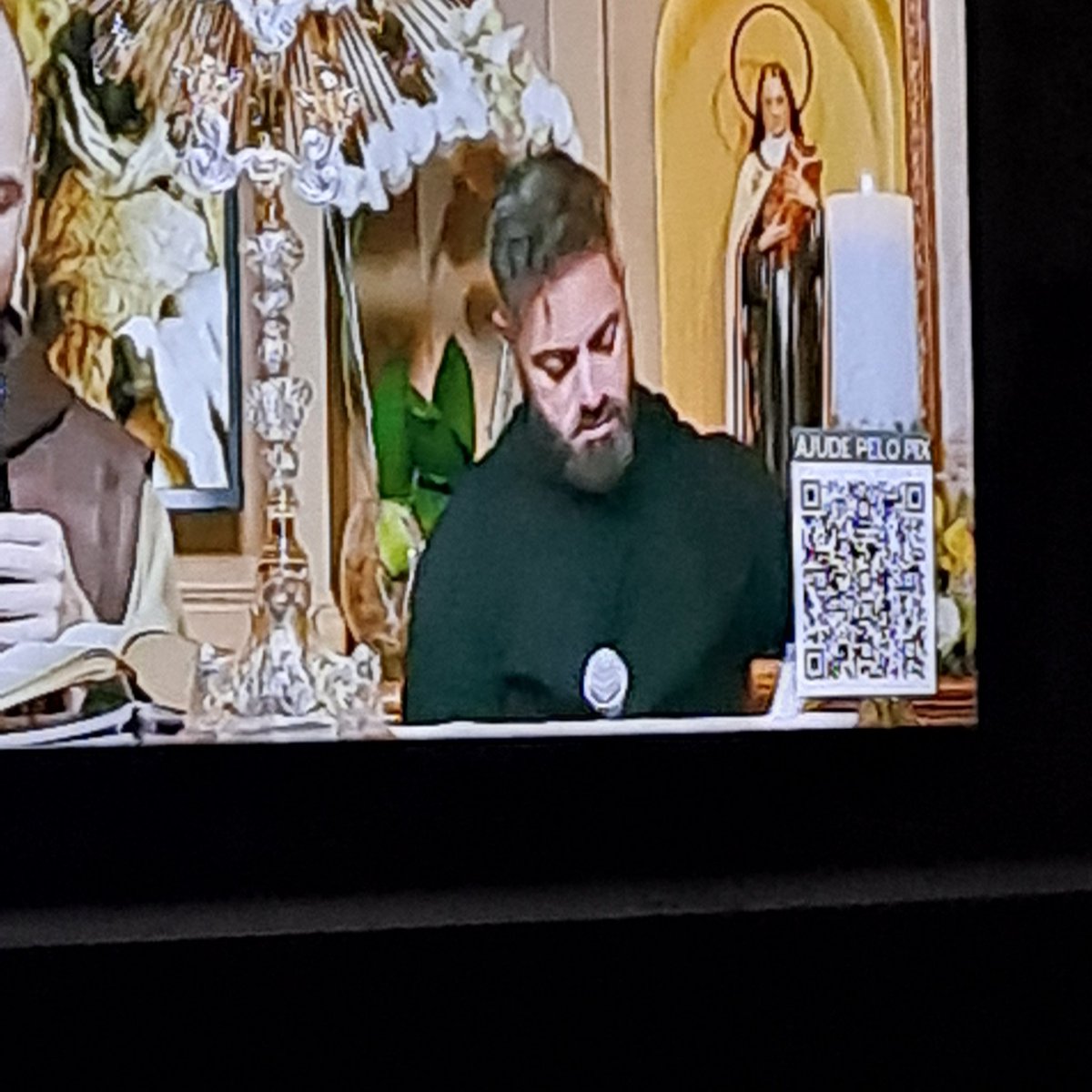 Scavenger3277's tweet photo. Meu avô assiste esses canais católicos todo dia de manhã, e do nada eu vejo o Vilela https://t.co/8cXcHjKpiY
