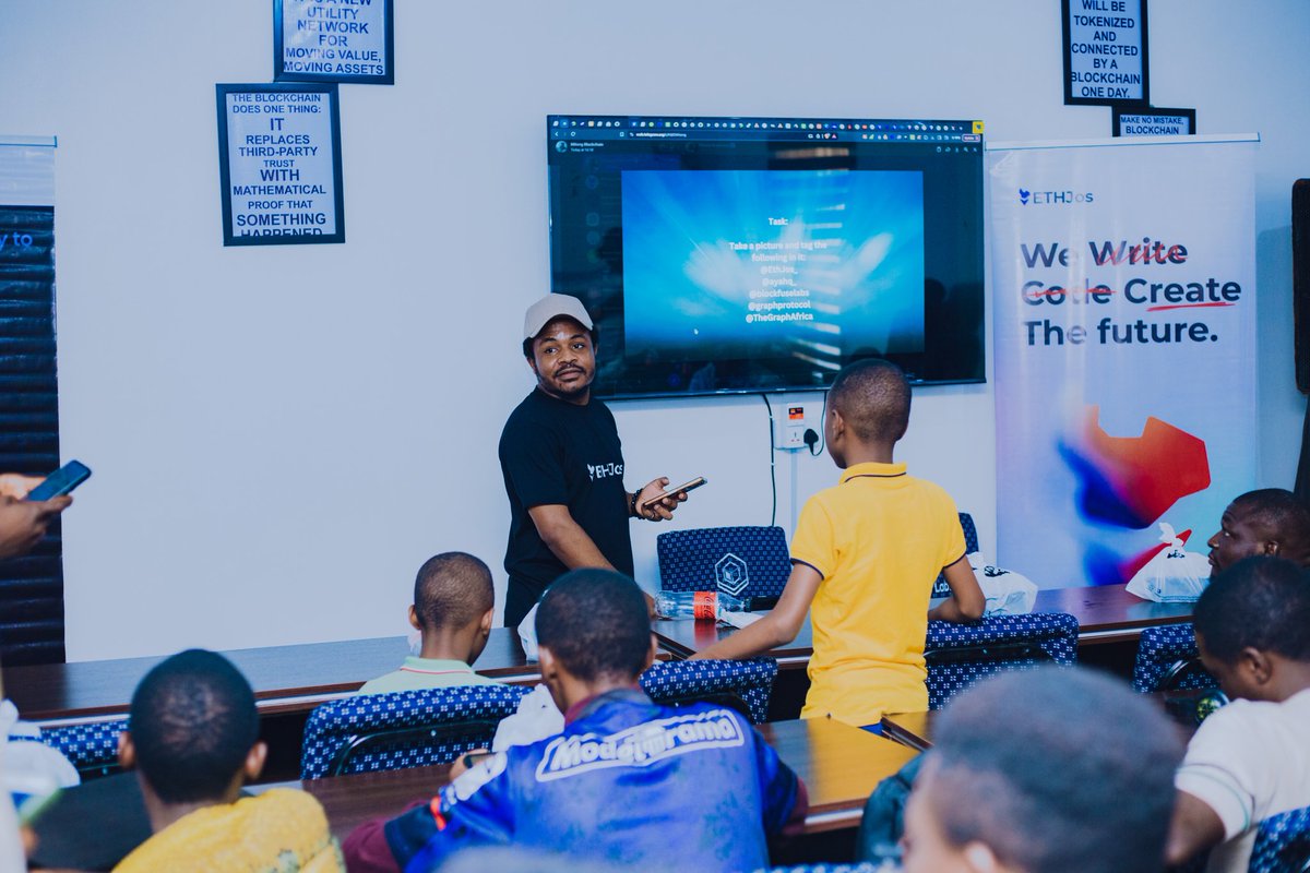 EthJos_'s tweet photo. Attendees had the opportunity to network with fellow builders and learn new stuff critical to the future development of Plateau’s Onchain Builders ecosystem. A few walked away with merch! And there was food😉😊

#JosBuidlIt
#Web3InJos https://t.co/ppugC3ltkO