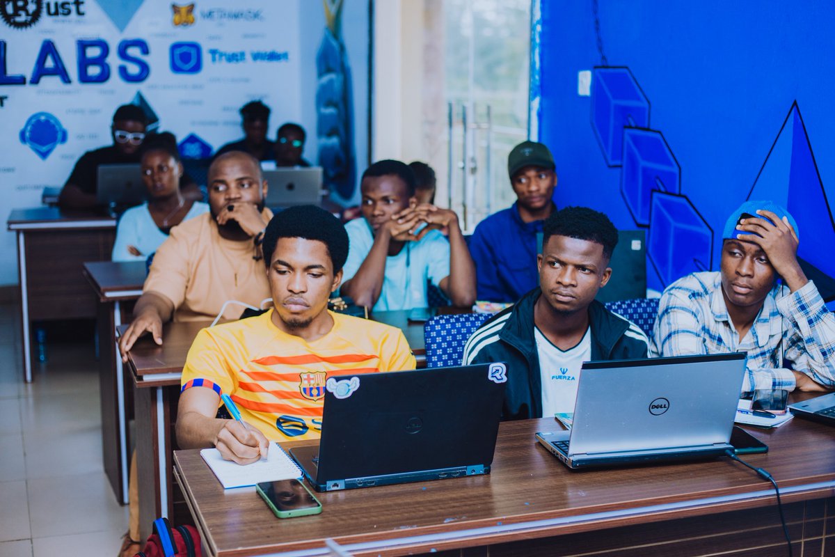 EthJos_'s tweet photo. Attendees had the opportunity to network with fellow builders and learn new stuff critical to the future development of Plateau’s Onchain Builders ecosystem. A few walked away with merch! And there was food😉😊

#JosBuidlIt
#Web3InJos https://t.co/ppugC3ltkO