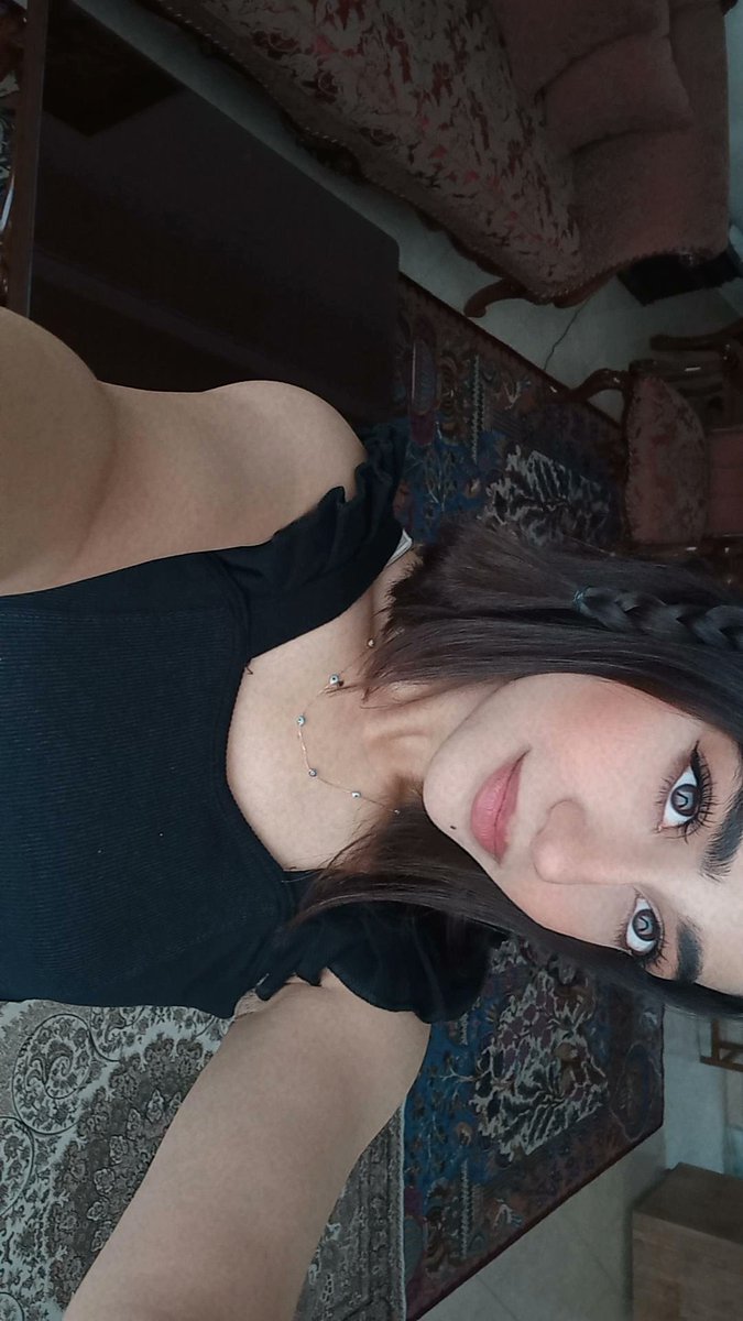 هِلیای خالی tweet media