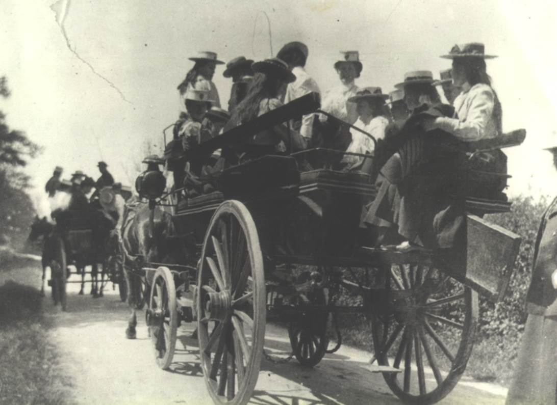 CLCArchive's tweet image. We&apos;re looking forward to welcoming students back to College next week for the start of the Autumn Term. We&apos;re wishing all new pupils an enjoyable start to CLC. 

Here is a lovely photo of students arriving at College in 1914. 

#BackToSchool #Education #Archive #AutumnTerm
