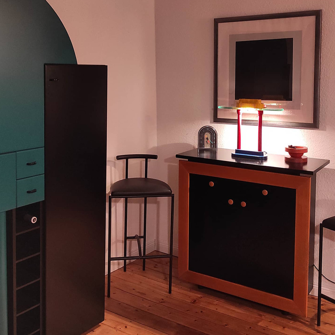 Sometimes, the quietest corners hold the most style. 

📸 Benjamin Winkler
#moderndesign #designinspiration #rodneykinsman #TokyoStool #omk1965