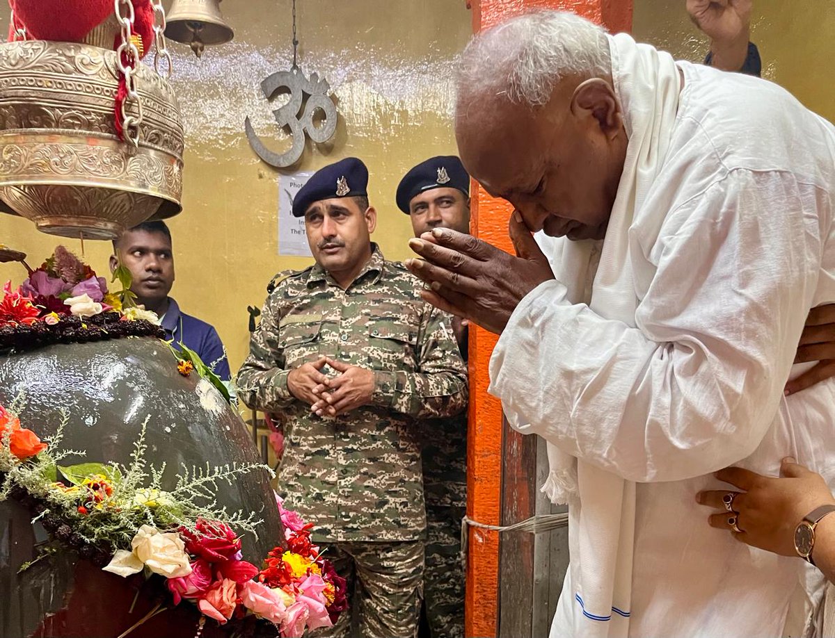 H_D_Devegowda's tweet image. I was blessed to pray at the Shankaracharya Temple, also known as the Jyshteswara Shiva Temple, on the Shankaracharya Hill in Kashmir, this morning. It was my lifetime’s desire to visit this temple.
1/2