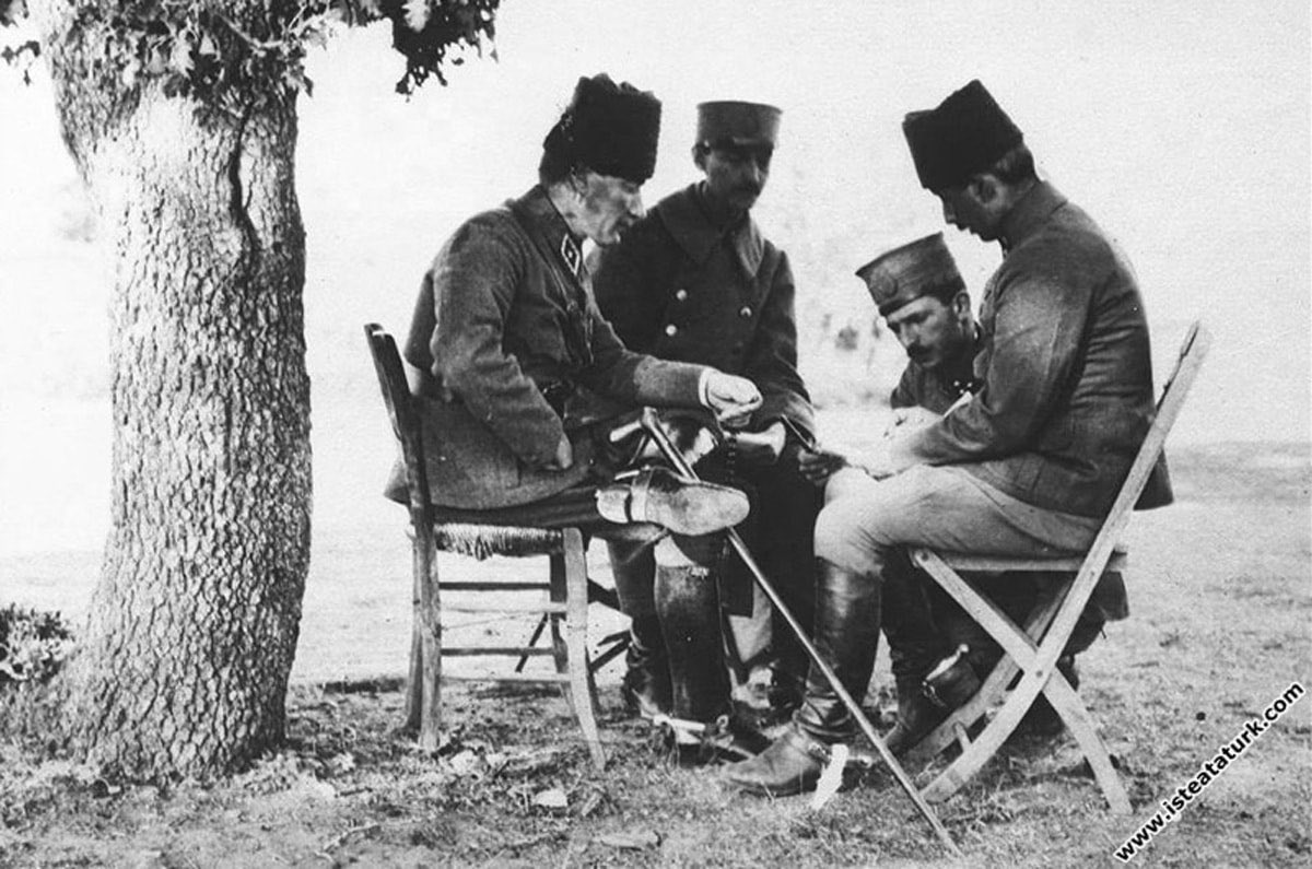 Bazen biri çıkar tüm karanlığı aydınlatır. 
#30AgustosZaferBayrami 

Atatürk, Nutuk’ta Büyük Taarruz’u ‘muazzam bir eser’ diyerek şöyle anlattı: “Bu eser, Türk milletinin hürriyet ve istiklâl düşüncesinin ölümsüz bir âbidesidir. Bu eseri yaratan bir milletin evlâdı, bir ordunun