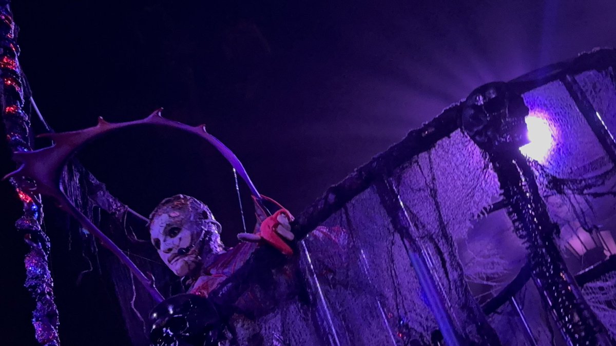 EvilTakesRoot's tweet photo. Lose your mind to Surr3al and become one of her tortured souls @HorrorNightsORL #HHN33 #DemonQueens #SURR3AL #HHNOrlando https://t.co/3L3e9cIaSI