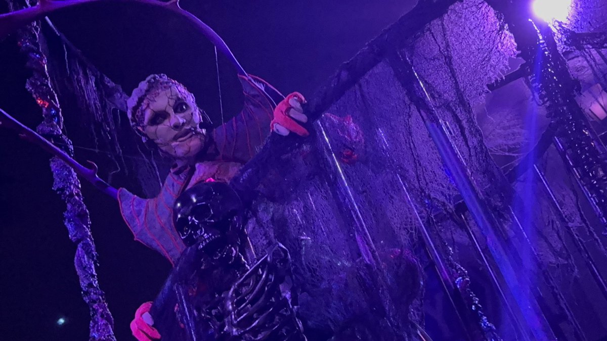 EvilTakesRoot's tweet photo. Lose your mind to Surr3al and become one of her tortured souls @HorrorNightsORL #HHN33 #DemonQueens #SURR3AL #HHNOrlando https://t.co/3L3e9cIaSI