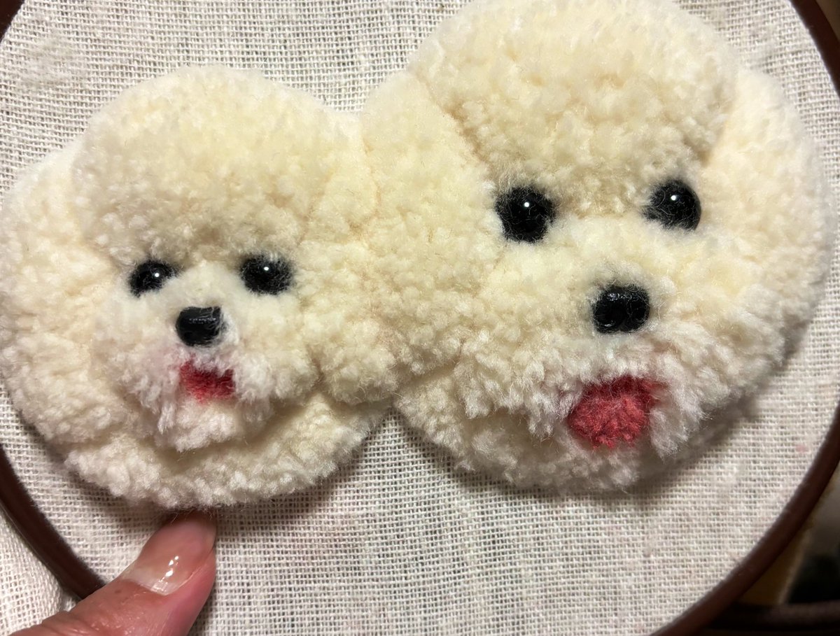 outigohan_'s tweet photo. 初めてのフリステ🧵
意外と上手く出来たかも🥰
職場の方の愛犬のデッサンをお借りして作ってみました💡
これからも動物メインに作っていきます☺️
���つかはフリマとかに出してみたい〜❤️
#フリーステッチングニードル
 #フリステ
 #ビションフリーゼ 
#犬のいる生活 https://t.co/1zvaYZsST0