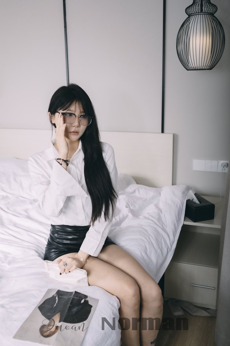 为什么戴了眼镜会显得更欲了呢🤔 https://t.co/CXhHEJnlKk