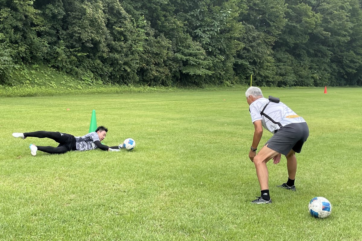Blancdieu_Hiro's tweet photo. ／
元日本代表 小島伸幸氏
GKコーチとして来訪のご報告⚽
＼
小島氏には技術的な部分や試合を意識したプレー、自分に合ったポジショニングの取り方など指導していただきました。
河野選手・坂井選手にとっても非常にいい刺激とトレーニングをしてただく事ができました。
https://t.co/3CjLbmXCBI https://t.co/RnqBGpWCPk